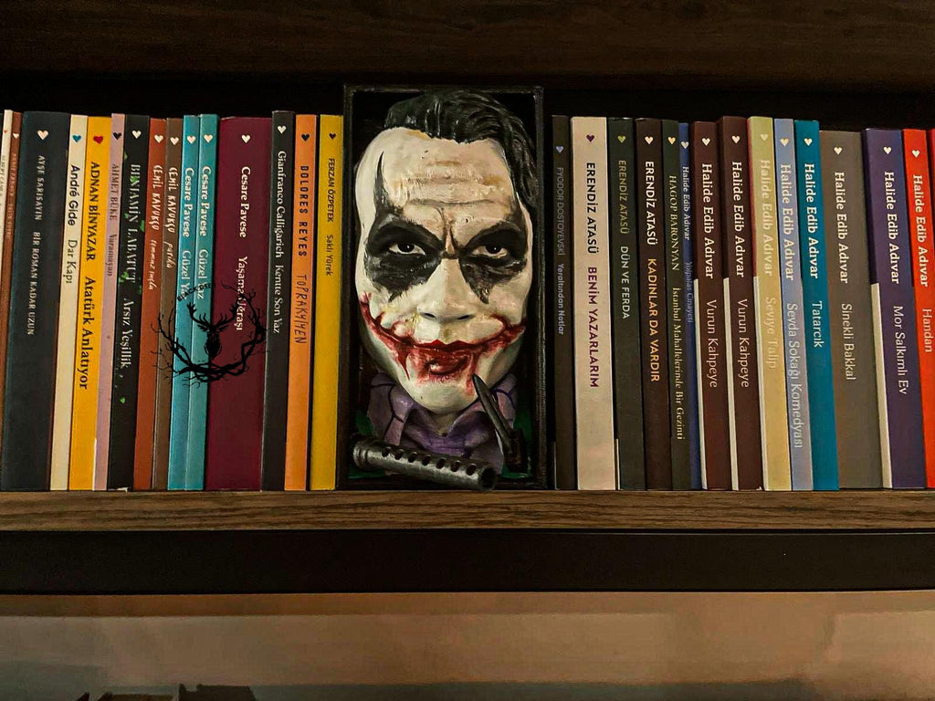 Joker / Bookshelf Figure / Book Nook / Book Holder / Collection / 21 CM