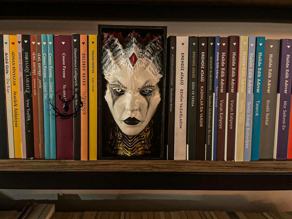 Lilith / Bookshelf Figure / Book Nook / Book Holder / Collection / 21 CM
