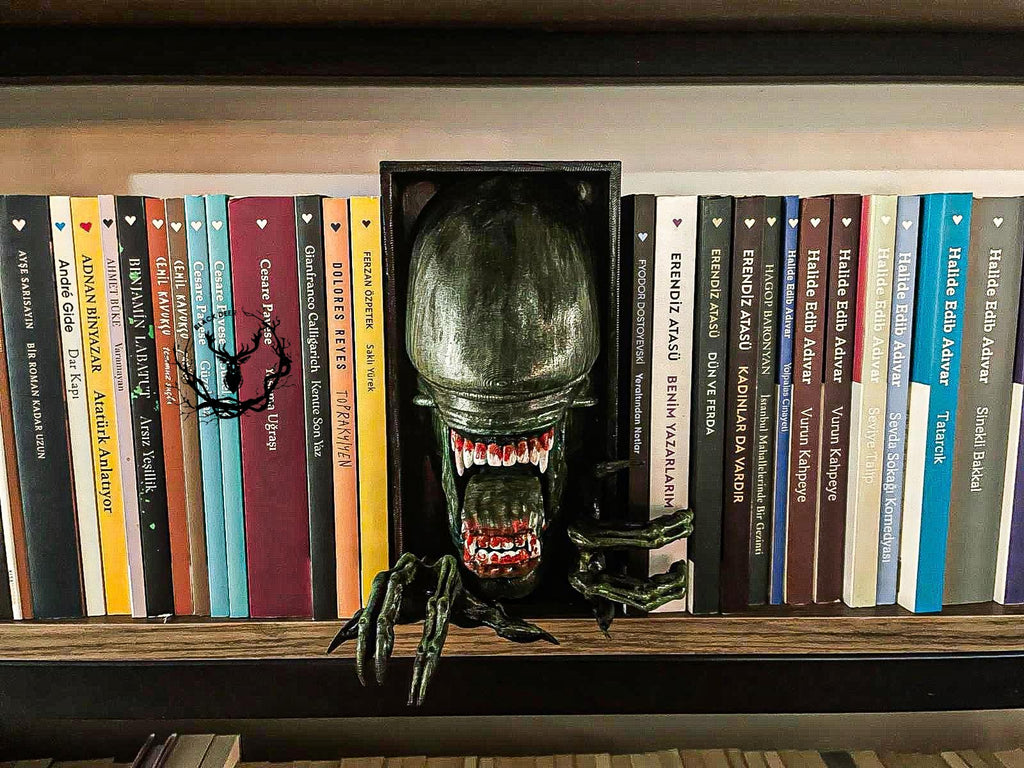 Xenomorph / Bookshelf Figure / Book Nook / Book Holder / 21 CM / Collection