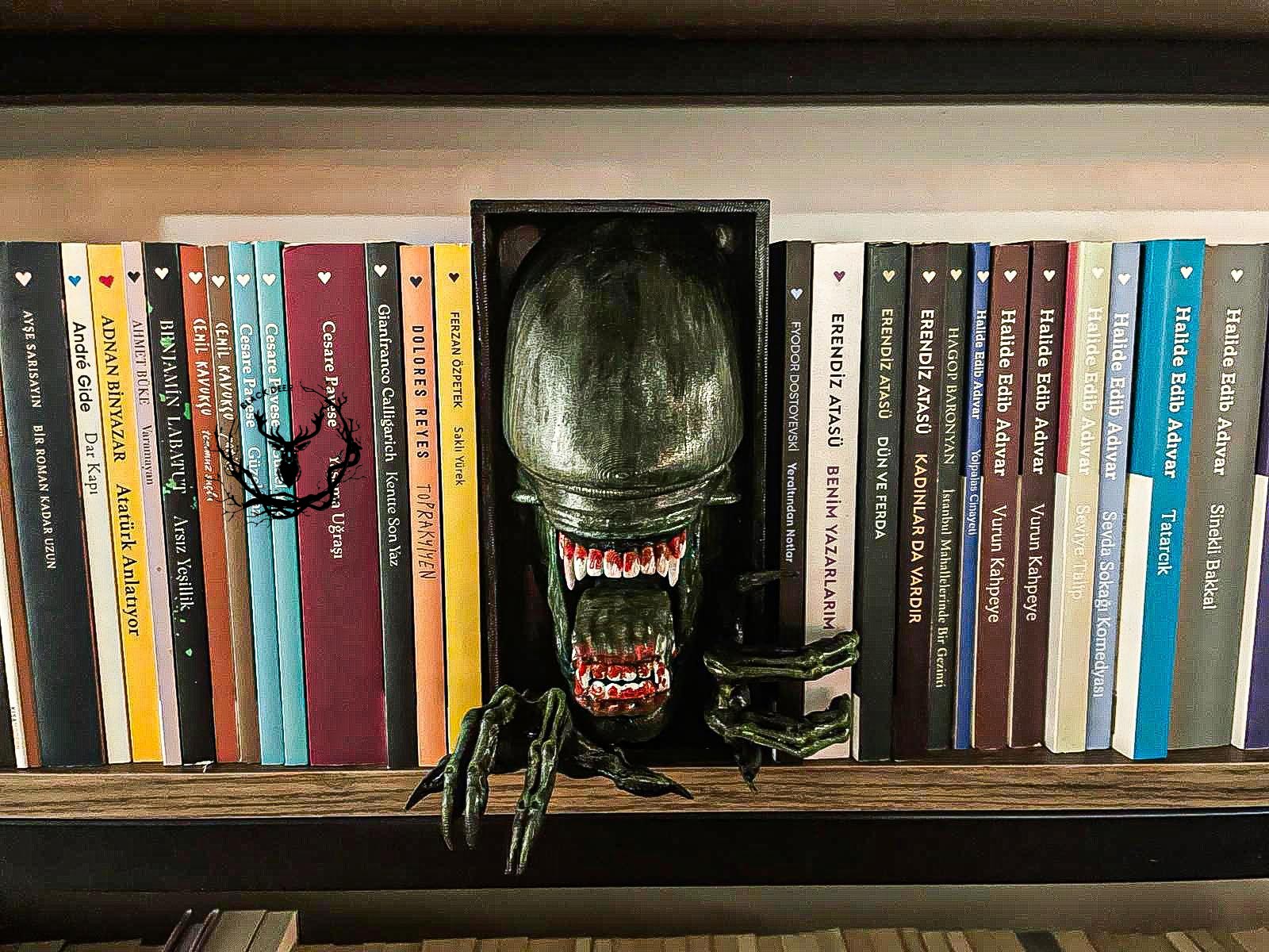 Xenomorph / Bookshelf Figure / Book Nook / Book Holder / 21 CM / Collection