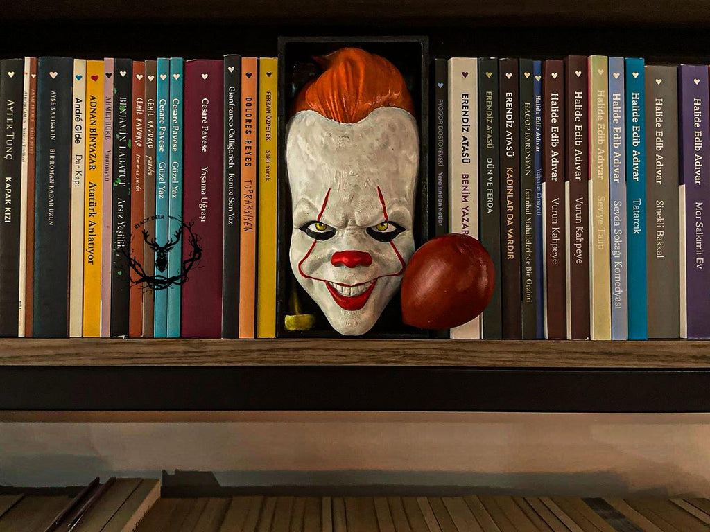 Pennywise / Bookshelf Figure / Book Holder / Book Nook / Collection / 21 CM
