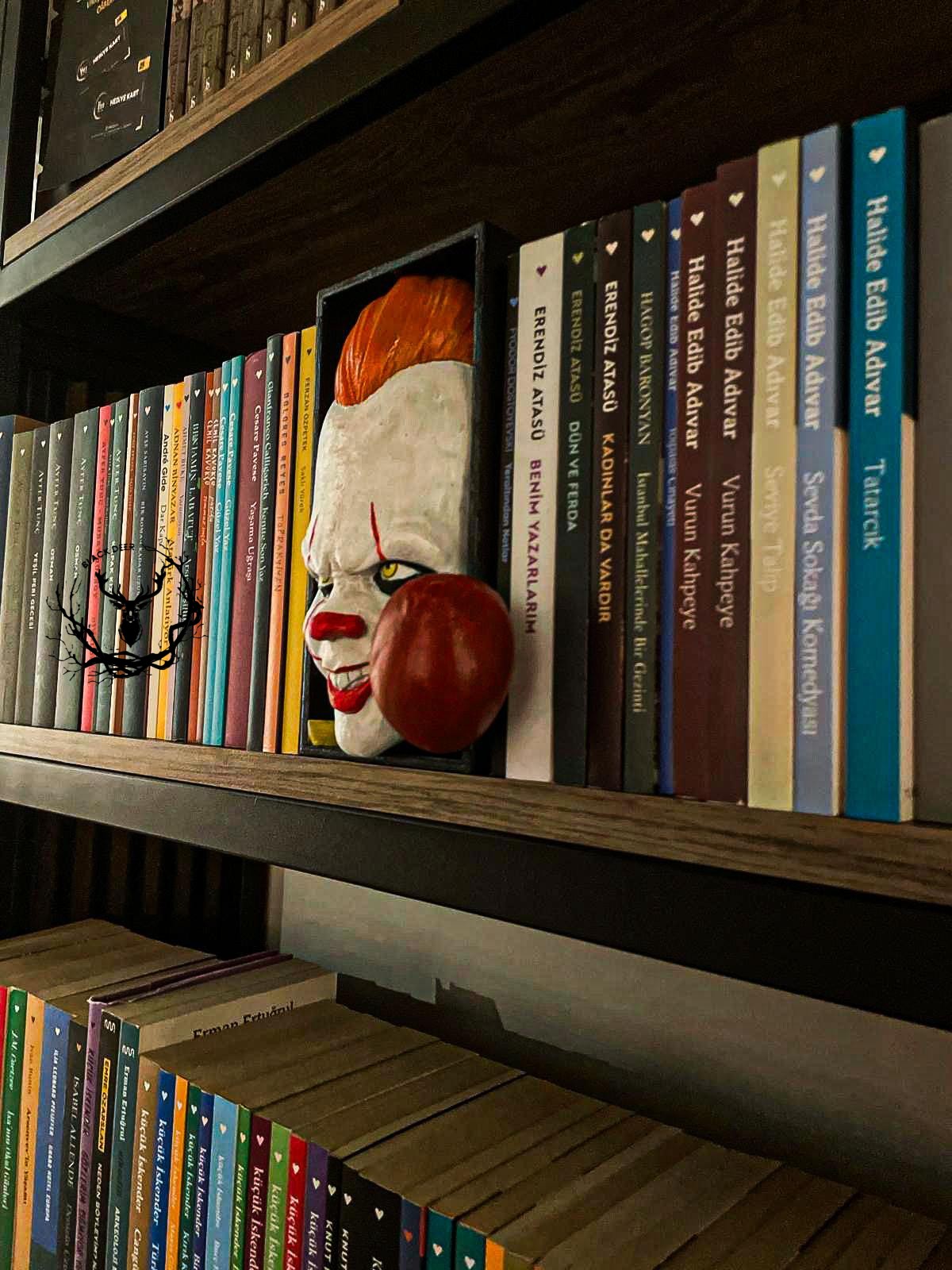 Pennywise / Bookshelf Figure / Book Holder / Book Nook / Collection / 21 CM