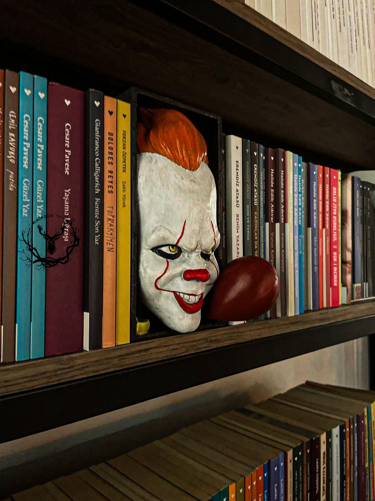 Pennywise / Bookshelf Figure / Book Holder / Book Nook / Collection / 21 CM