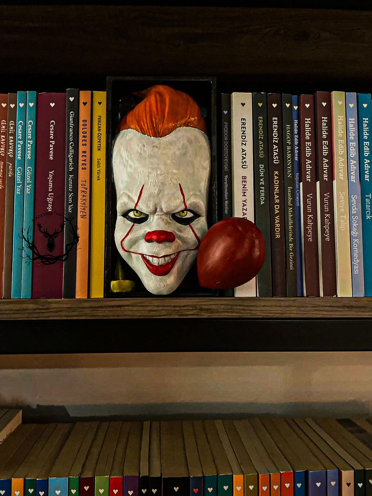 Pennywise / Bookshelf Figure / Book Holder / Book Nook / Collection / 21 CM