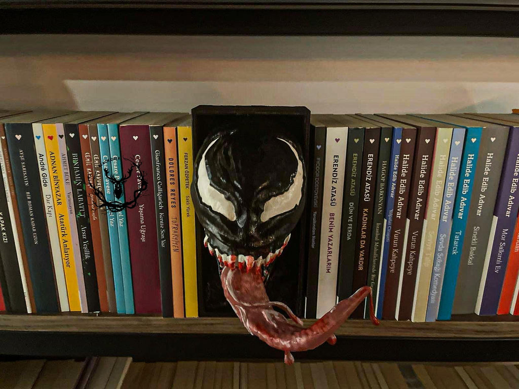 Venom / Bookshelf Figure / Book Nook / Book Holder  / Collection / 21 CM