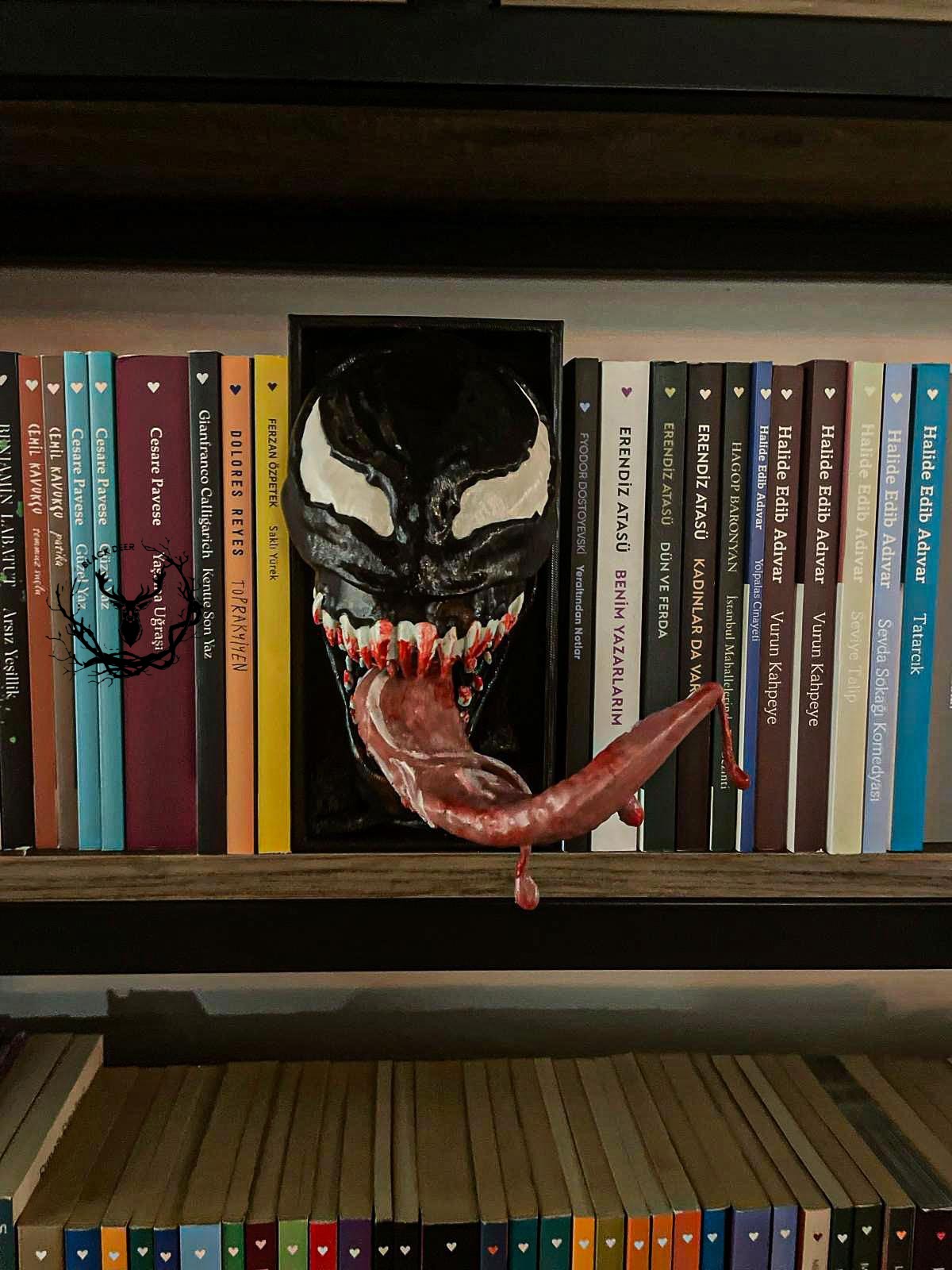 Venom / Bookshelf Figure / Book Nook / Book Holder  / Collection / 21 CM