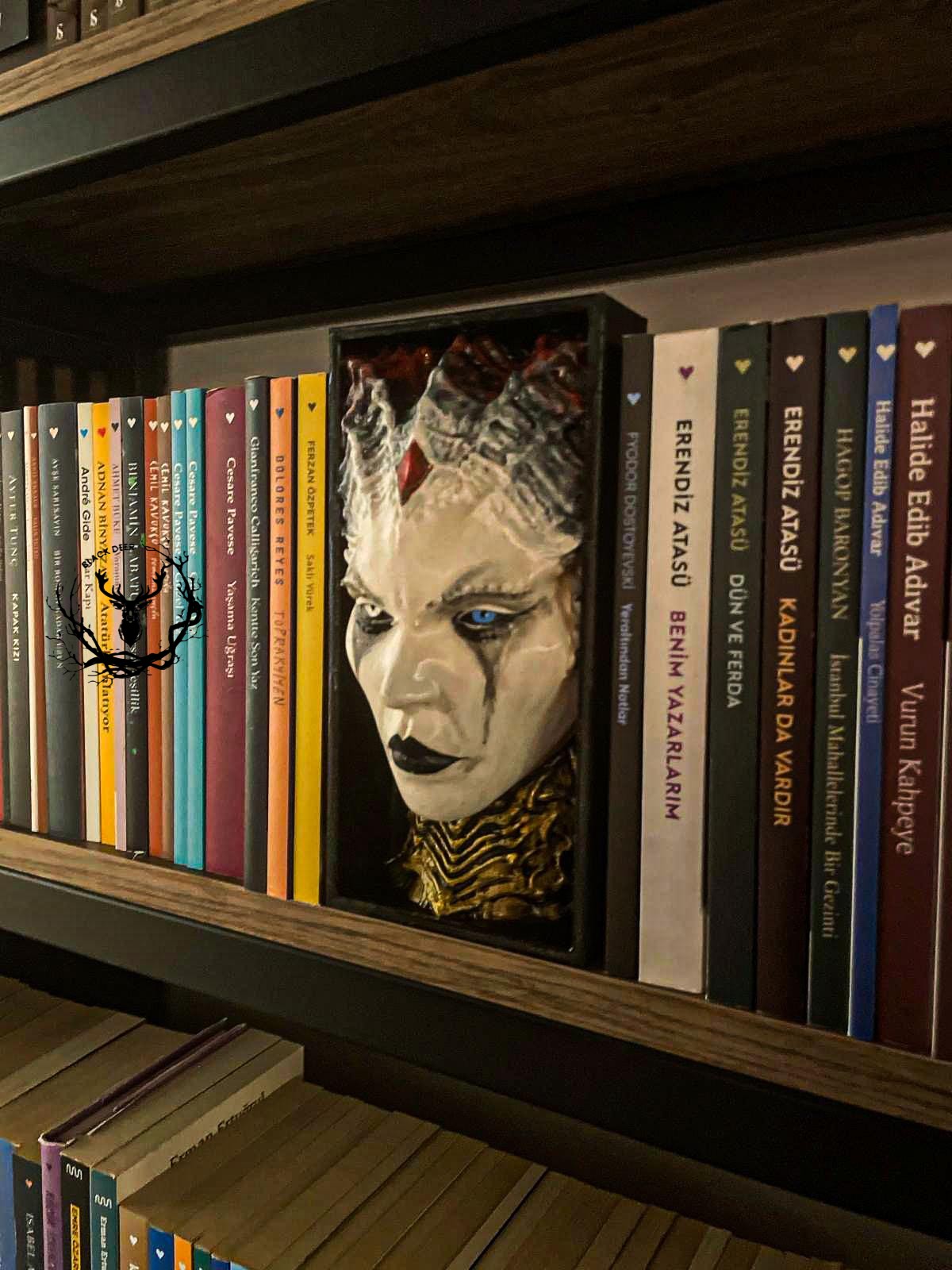 Lilith / Bookshelf Figure / Book Nook / Book Holder / Collection / 21 CM
