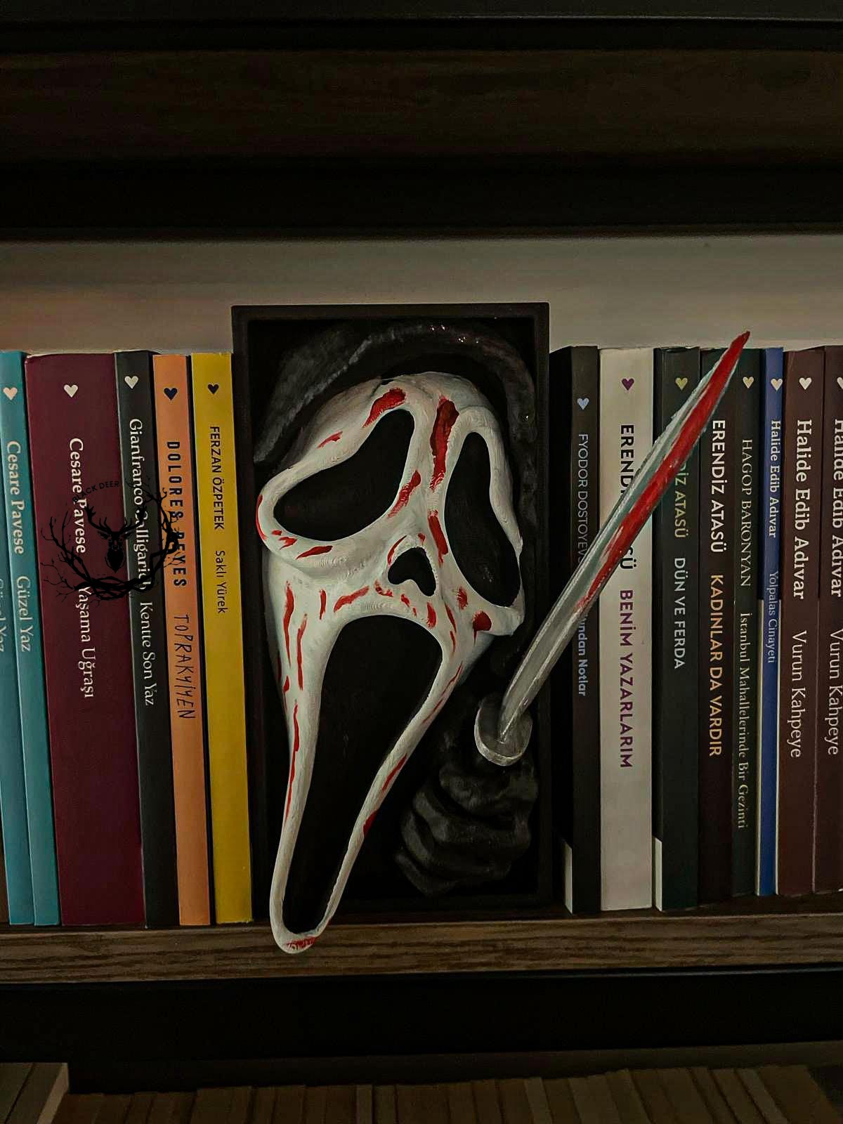 Scream / Bookshelf Figure / Book Nook / Book Holder / Collection / 21 CM