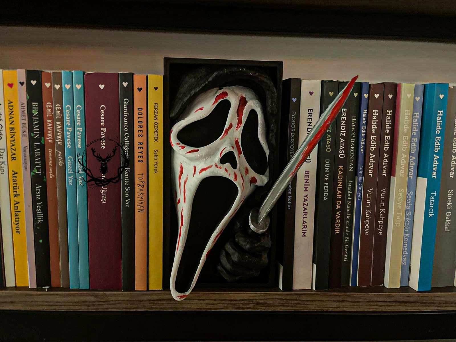 Scream / Bookshelf Figure / Book Nook / Book Holder / Collection / 21 CM