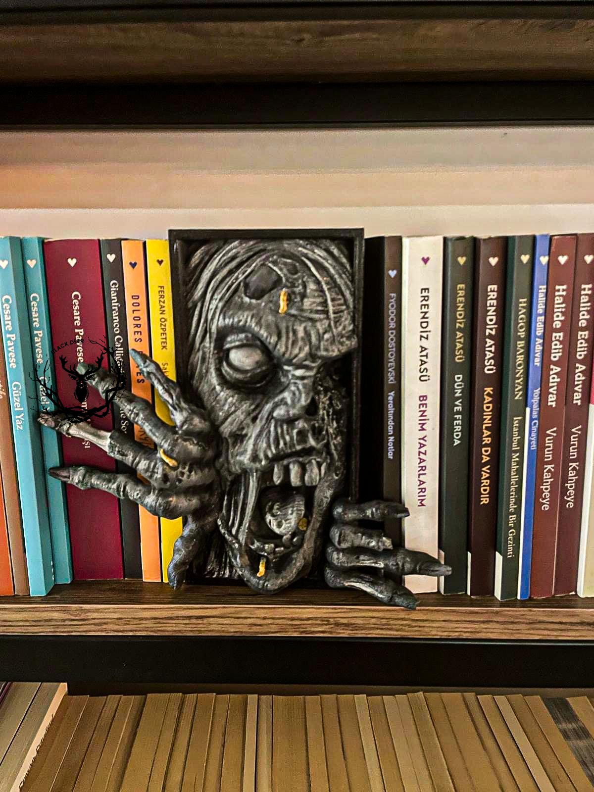 Zombie / Book Nook / Bookshelf Figure / Book Holder / Collection / 21 CM