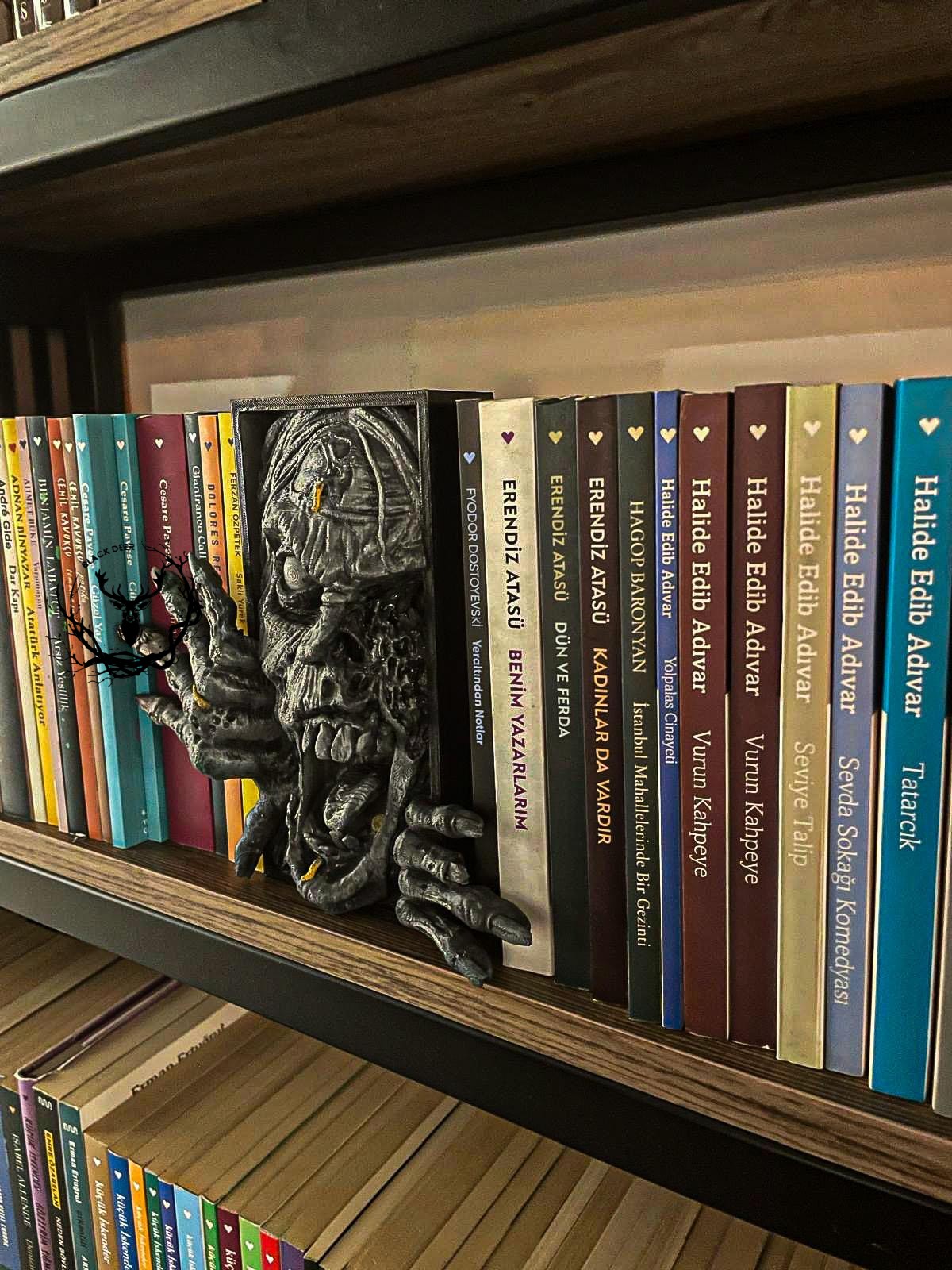 Zombie / Book Nook / Bookshelf Figure / Book Holder / Collection / 21 CM