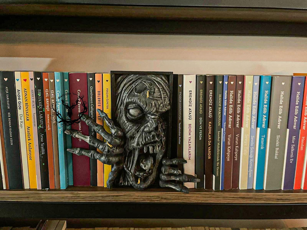 Zombie / Book Nook / Bookshelf Figure / Book Holder / Collection / 21 CM