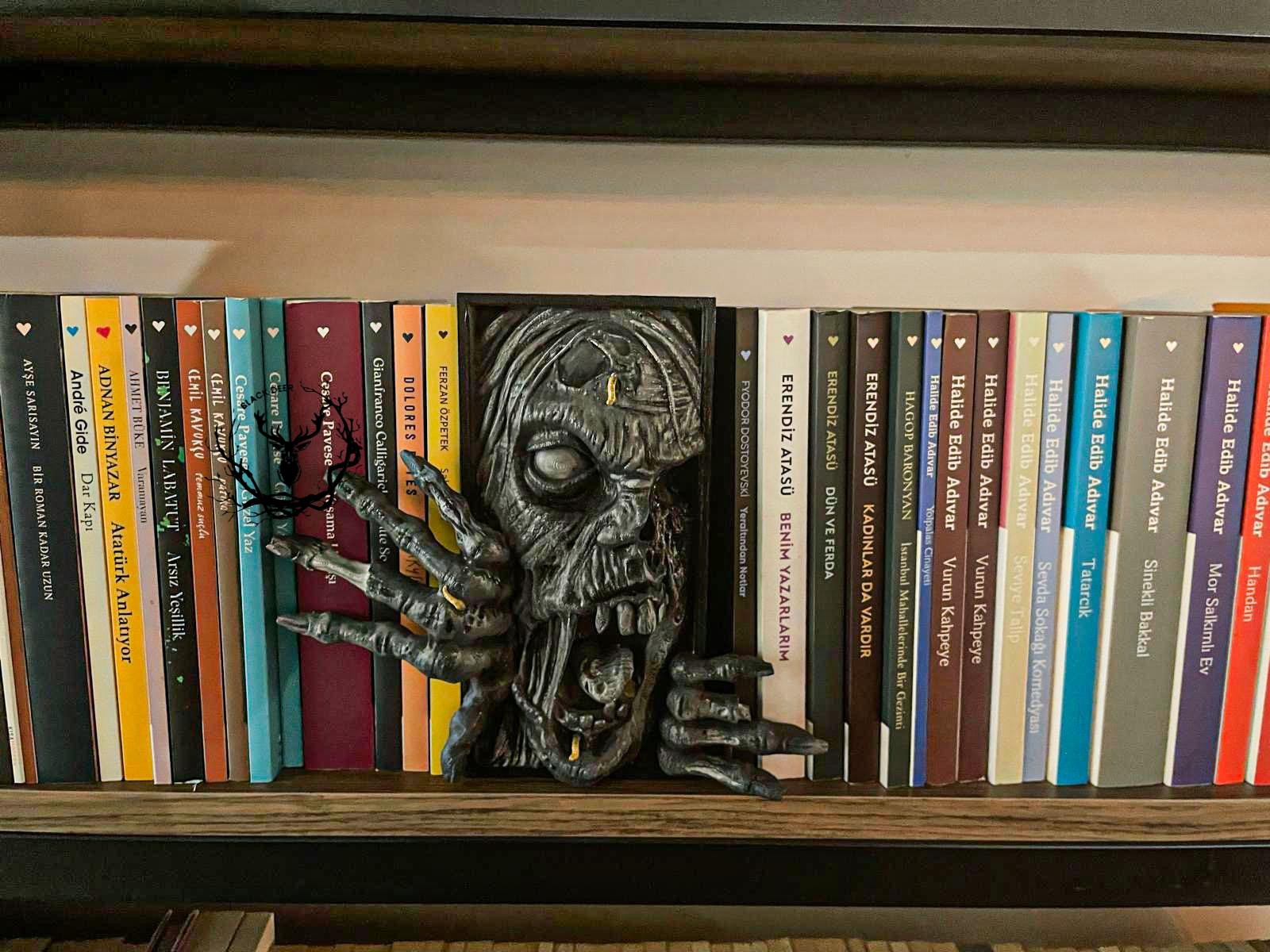 Zombie / Book Nook / Bookshelf Figure / Book Holder / Collection / 21 CM