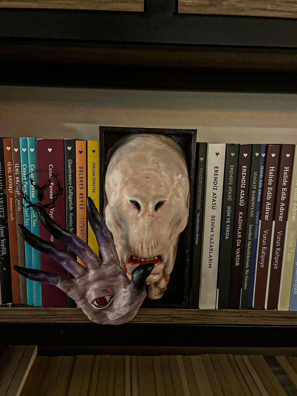 Pale Man / Book Nook / Bookshelf Figure / Book Holder / Collection / 21 CM