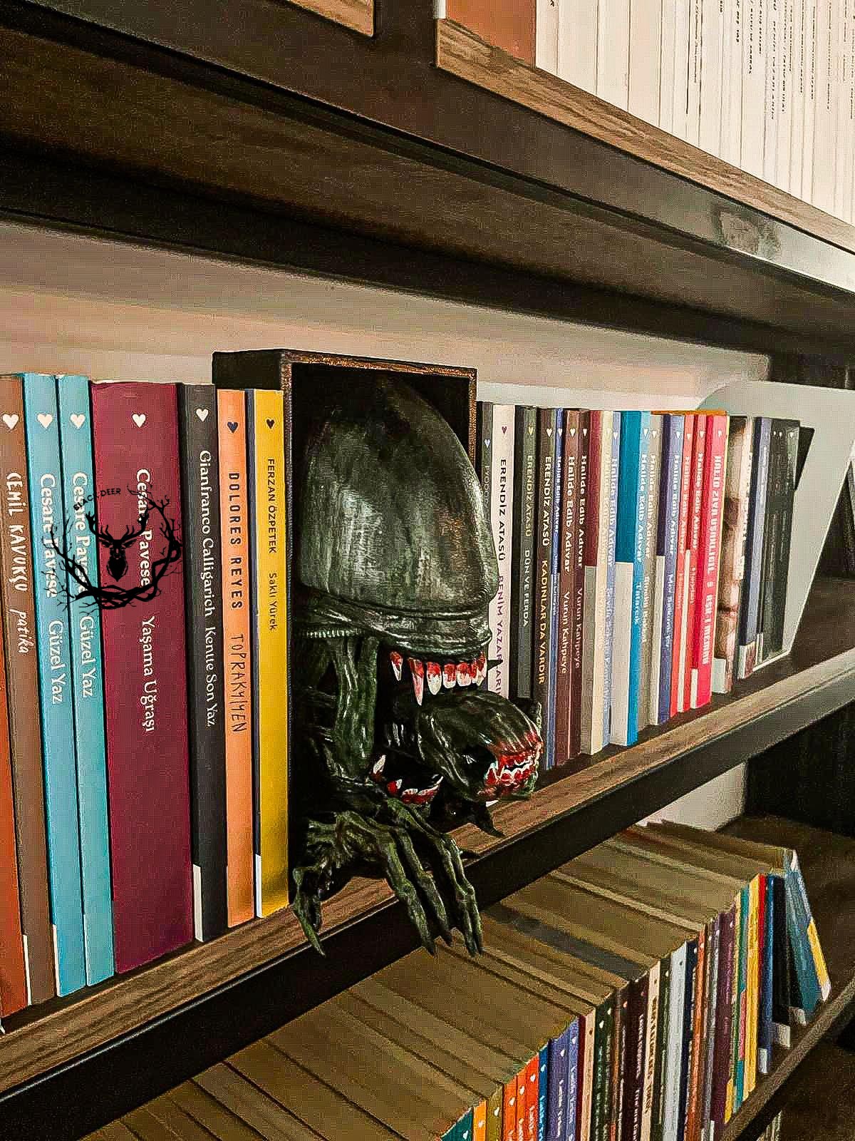Xenomorph / Bookshelf Figure / Book Nook / Book Holder / 21 CM / Collection