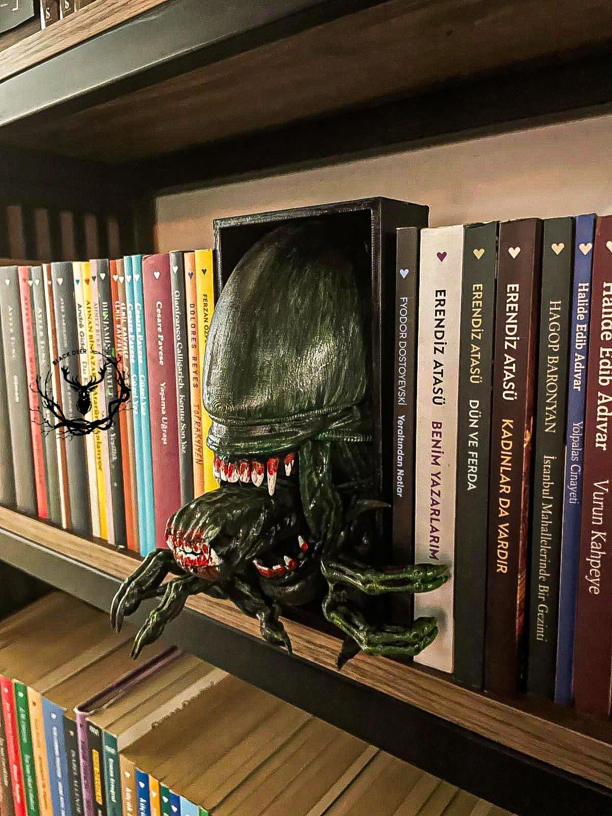 Xenomorph / Bookshelf Figure / Book Nook / Book Holder / 21 CM / Collection
