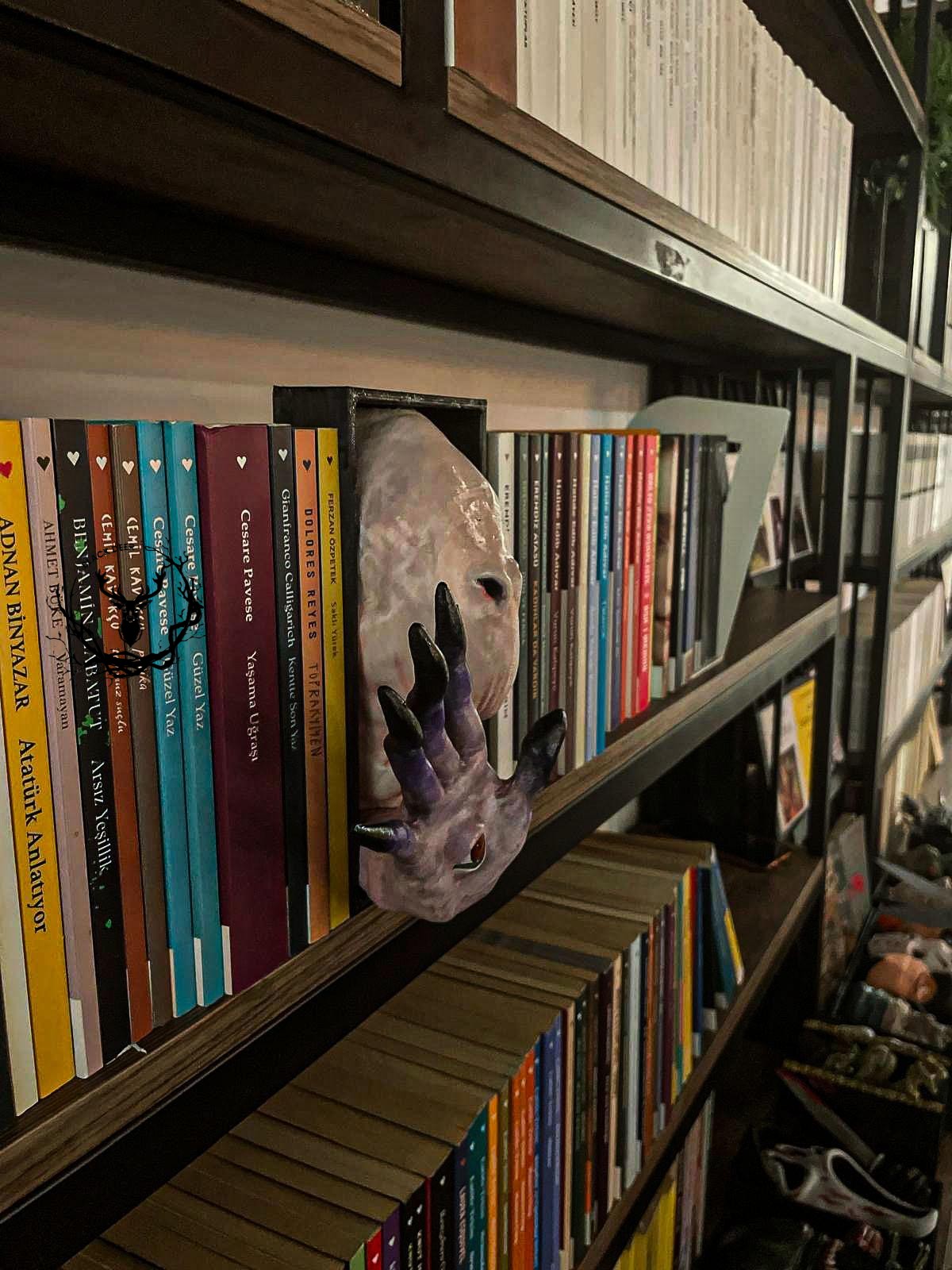 Pale Man / Book Nook / Bookshelf Figure / Book Holder / Collection / 21 CM