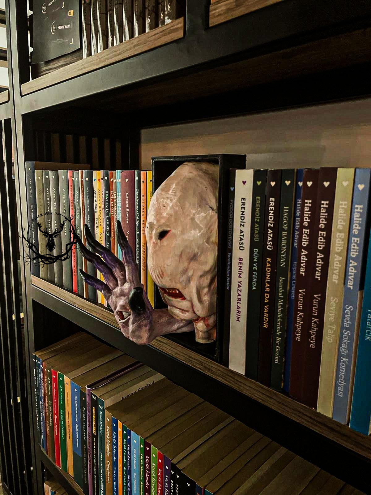 Pale Man / Book Nook / Bookshelf Figure / Book Holder / Collection / 21 CM