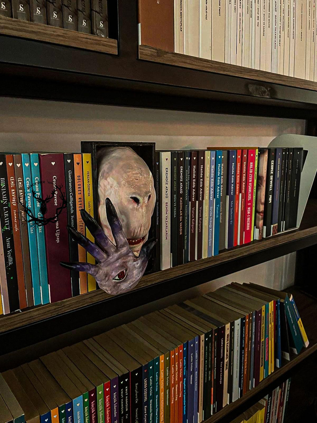 Pale Man / Book Nook / Bookshelf Figure / Book Holder / Collection / 21 CM