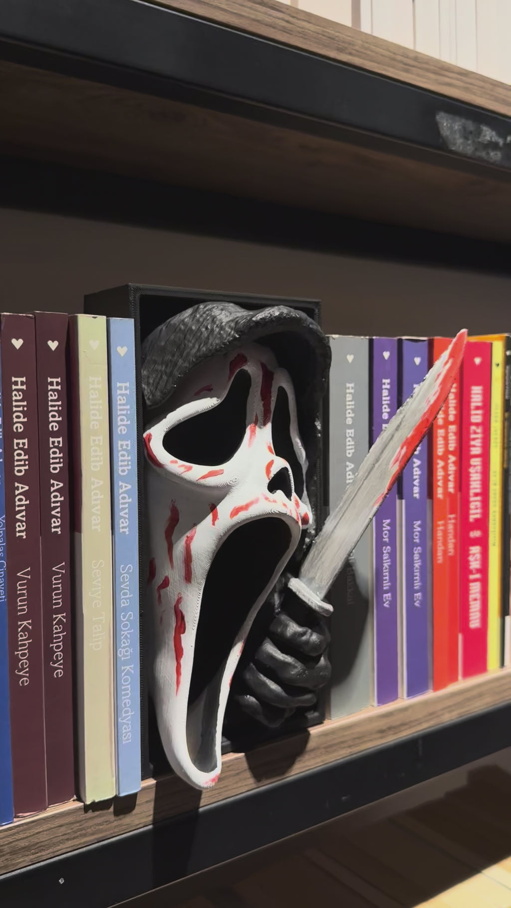 Scream / Bookshelf Figure / Book Nook / Book Holder / Collection / 21 CM