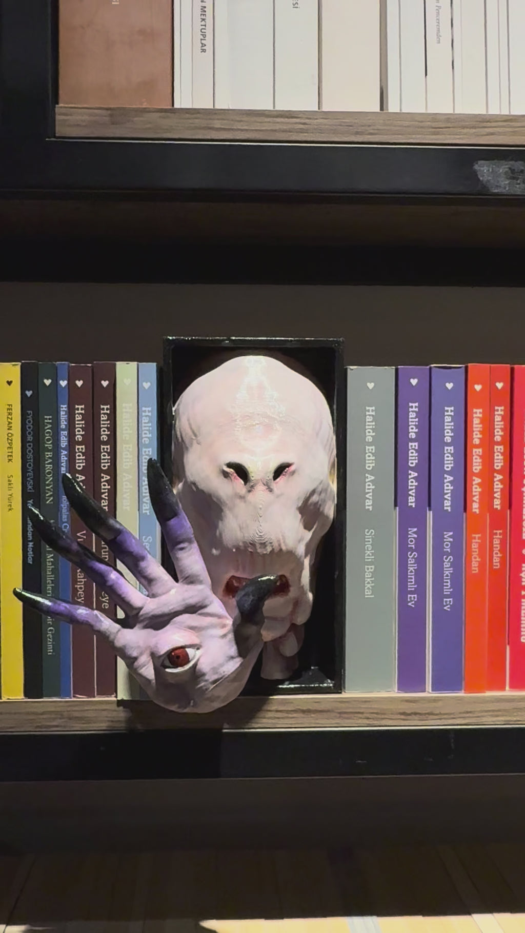 Pale Man / Book Nook / Bookshelf Figure / Book Holder / Collection / 21 CM