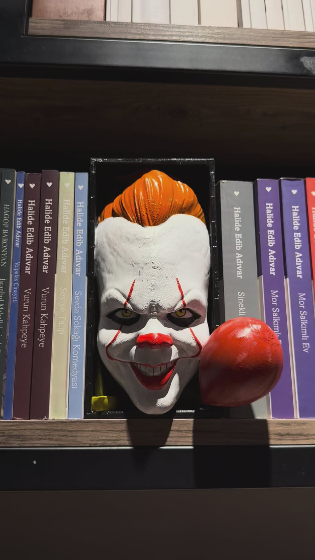 Pennywise / Bookshelf Figure / Book Holder / Book Nook / Collection / 21 CM