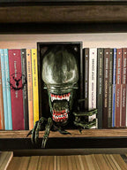 Xenomorph / Bookshelf Figure / Book Nook / Book Holder / 21 CM / Collection