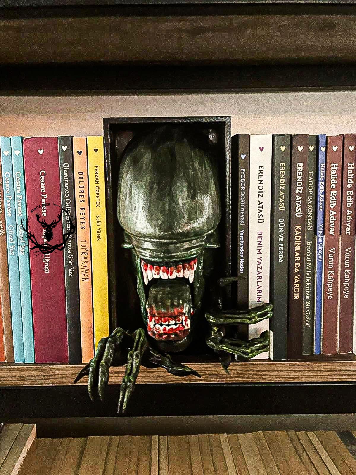 Xenomorph / Bookshelf Figure / Book Nook / Book Holder / 21 CM / Collection